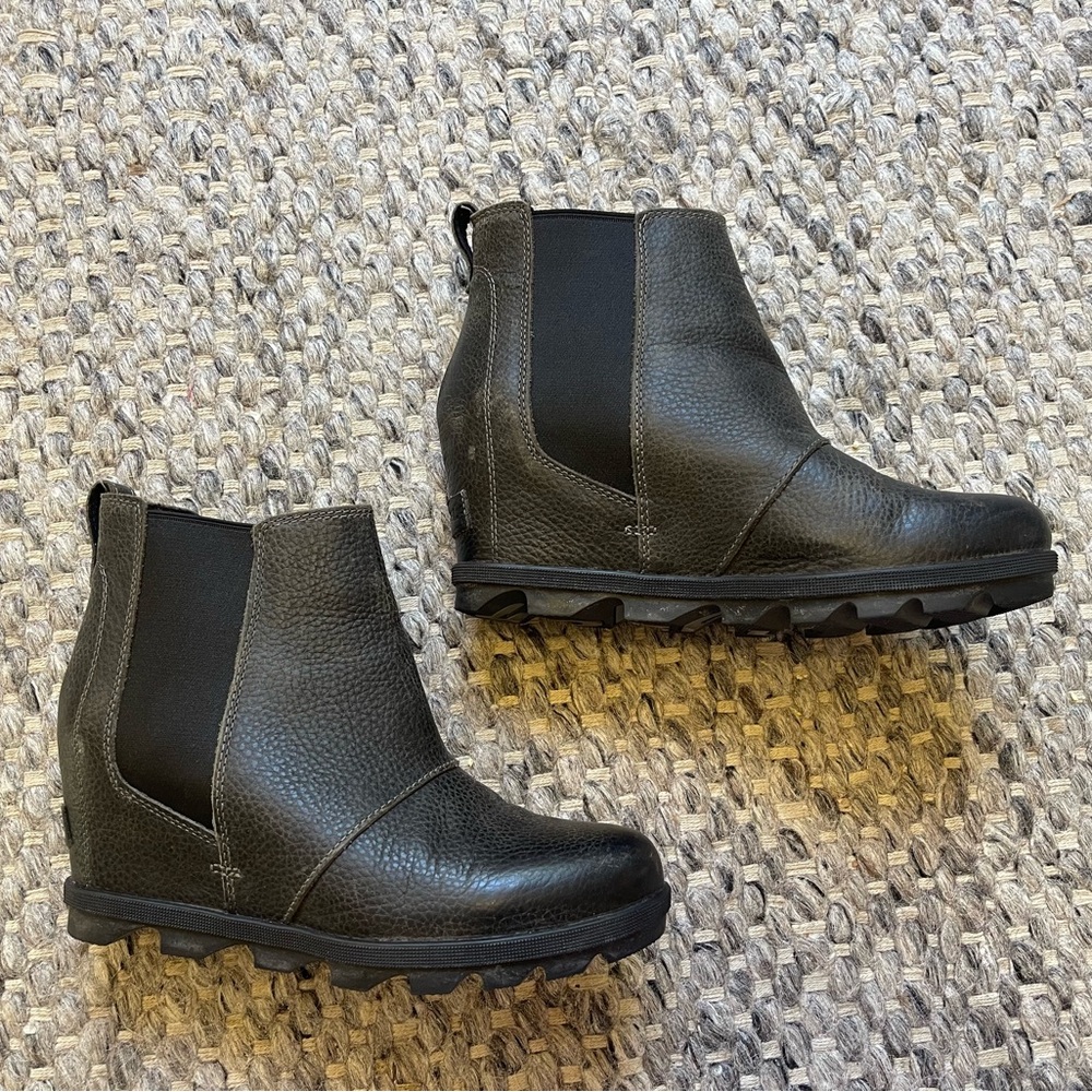 Sorel Waterproof *HTF* Pebbled* Leather Joan of Arctic Wedge Chelsea Boots